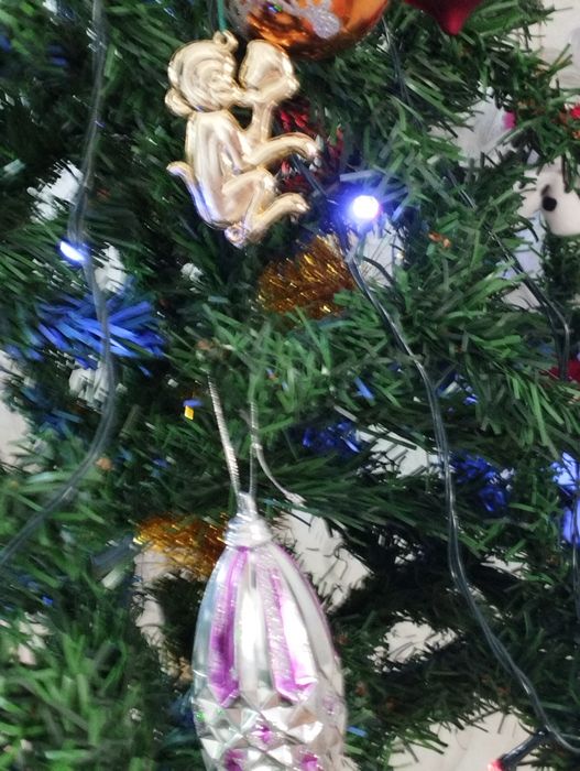 Продам елку с  игрушками.срочно