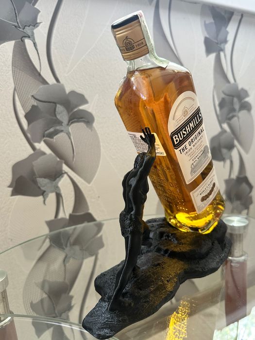 Луксозна поставка стойка за вино и уиски "Сизиф" - Уникален подарък за мъж жена колега приятел статуетка фигура декорация митология арт изкуство