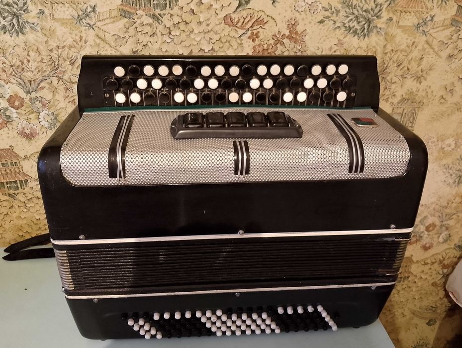 Продам баян Тембр.