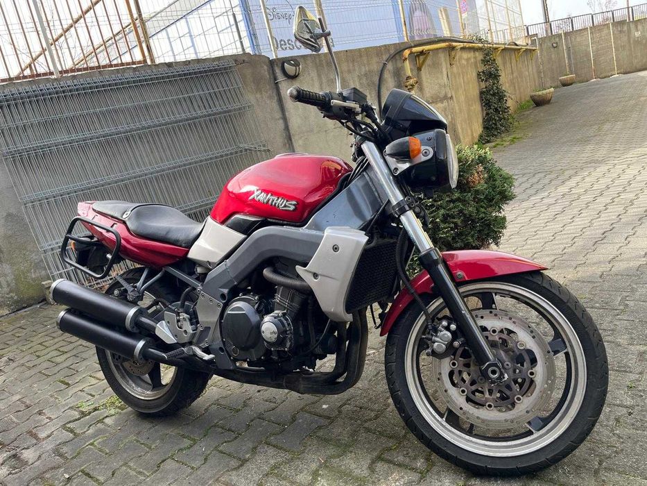 Motocicleta Xanthus ZR400