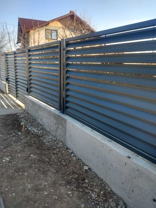 Garduri si porti din panouri stil jaluzele, sipca metalica, tabla cutata, plasa bordurata, fier forjat, BCA sau beton si alte modele disponibile