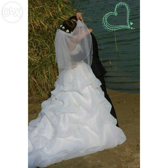 Продам свадебное платье со шлейфом