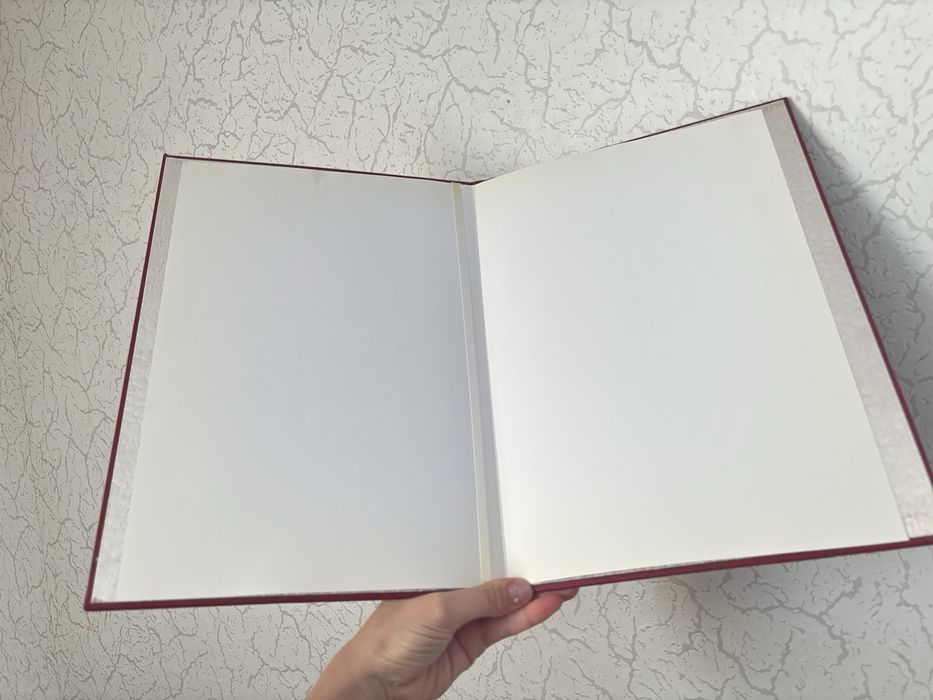 Отдам папку красного цвета