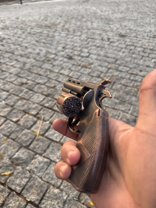 pistolet revolver metalichskiy