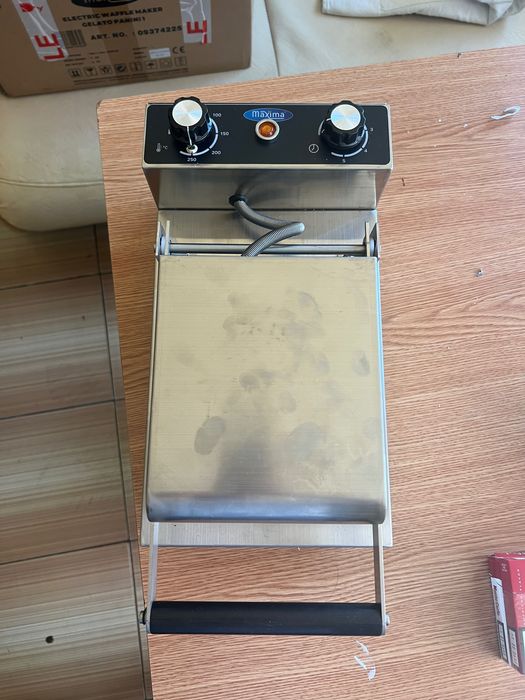 Vând aparat profesional Maxima Gelato Panini Press – Single, pentru prepararea de panini/waffle tip gelato.