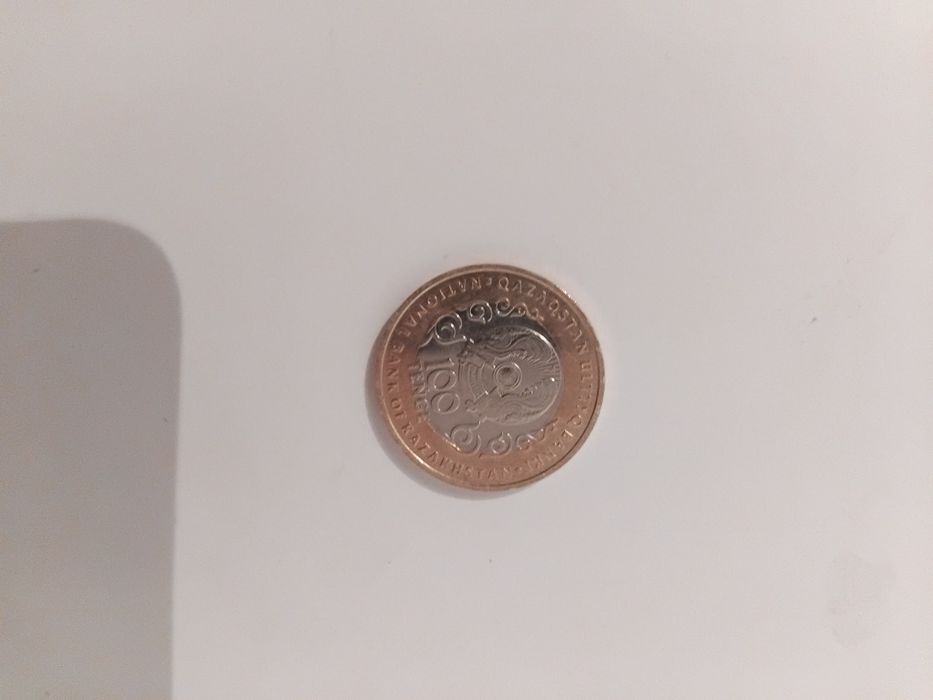 Монета тенге и рубль