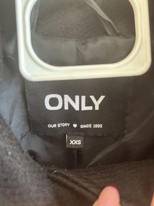 Стилно черно палто