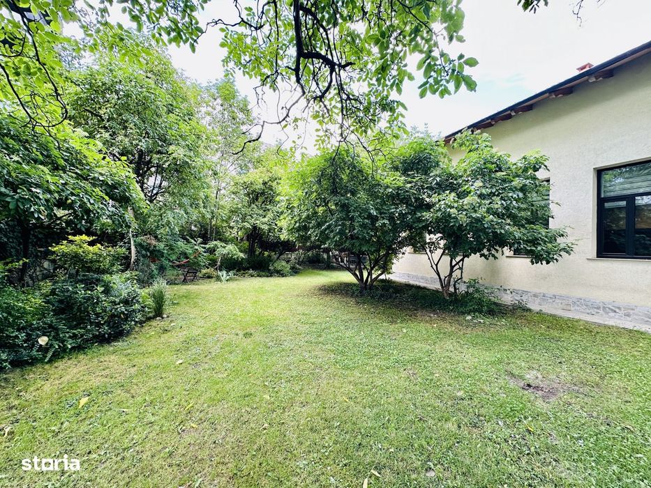 Casa cu curte comuna, parter si mansarda, 130 mp — zona centrala, Cl