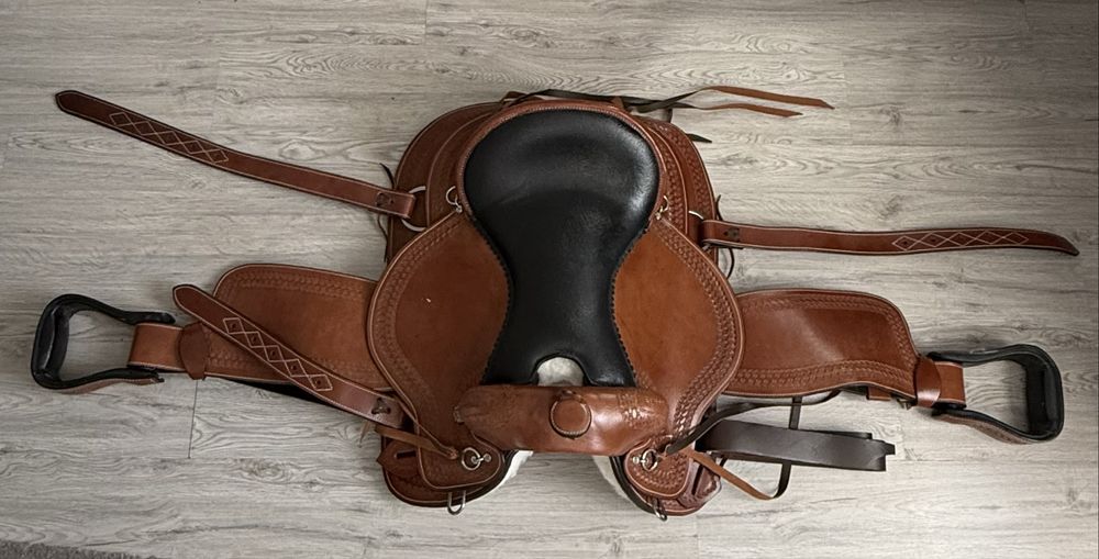 Sa pentru cal tip Western, model Trail cu model stantat, ca noua