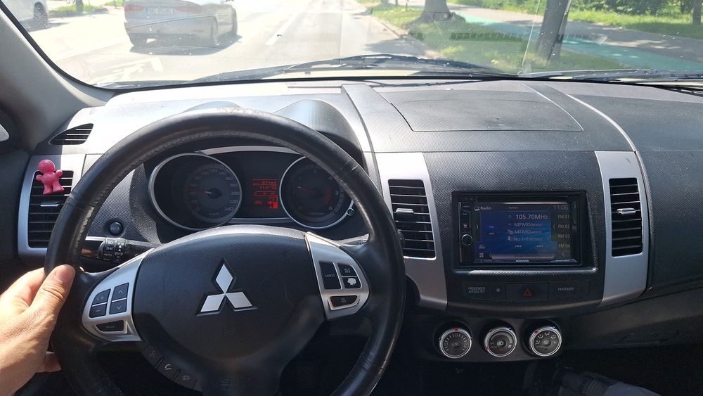 Vând Mitsubishi Outlander