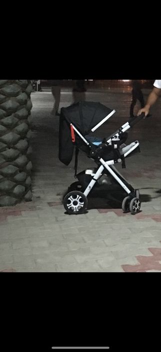 коляска черного цвета