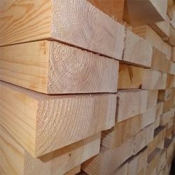 Свежий сосновый пиломатериал