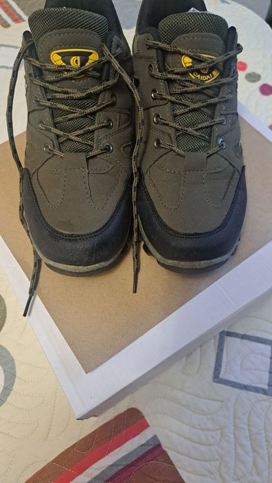 Vând încălțăminte drumetie