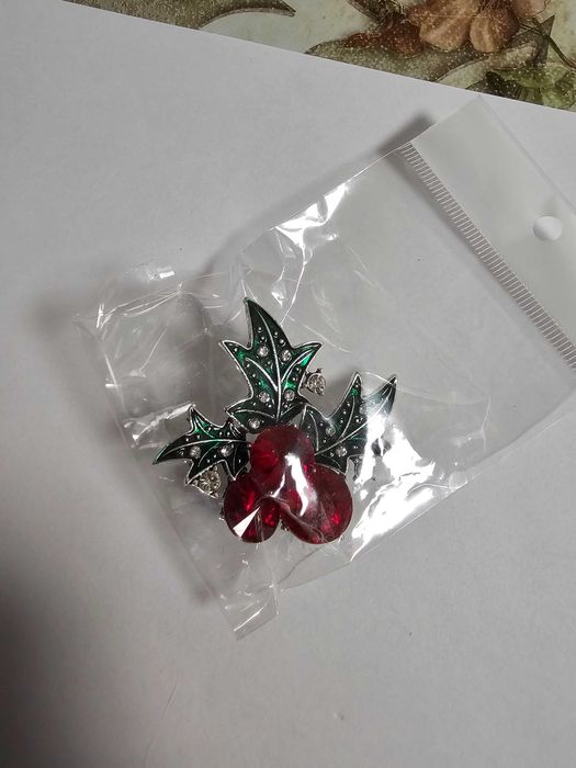 Broșe metalice cu cristale