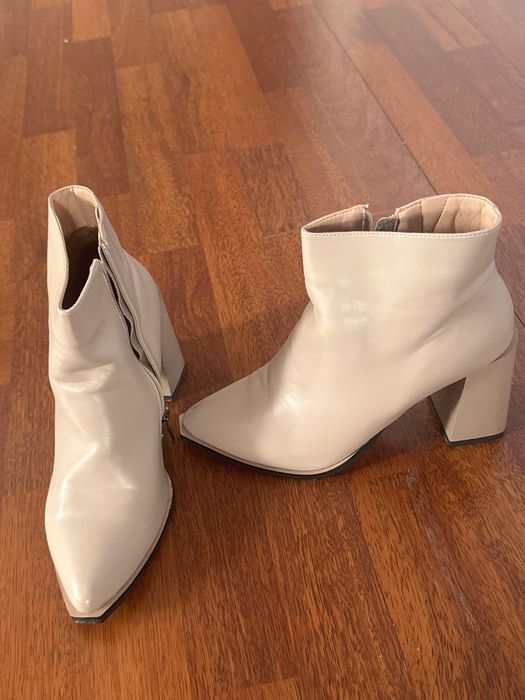 Весенние сапоги 5000 тг новые