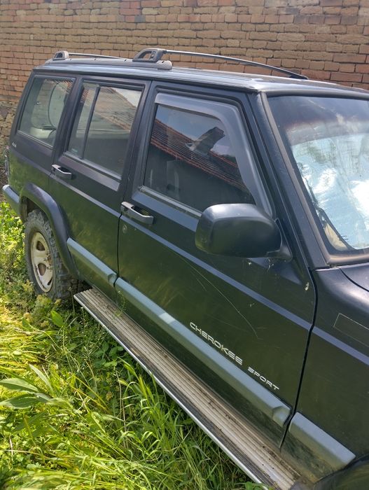 Vind jeep cheroche sport fabricație 2000 , benzină,cc250