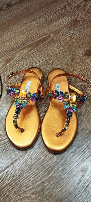 Продам очень красивые босоножки.