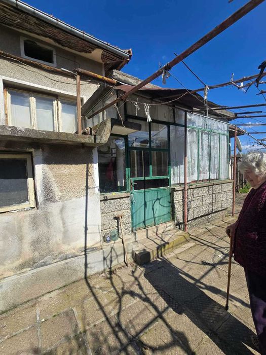 Продава се имот в с. Староселци, обл. Плевен 1 декар двор, две къщи, лятна кухня и селскостопански постройки