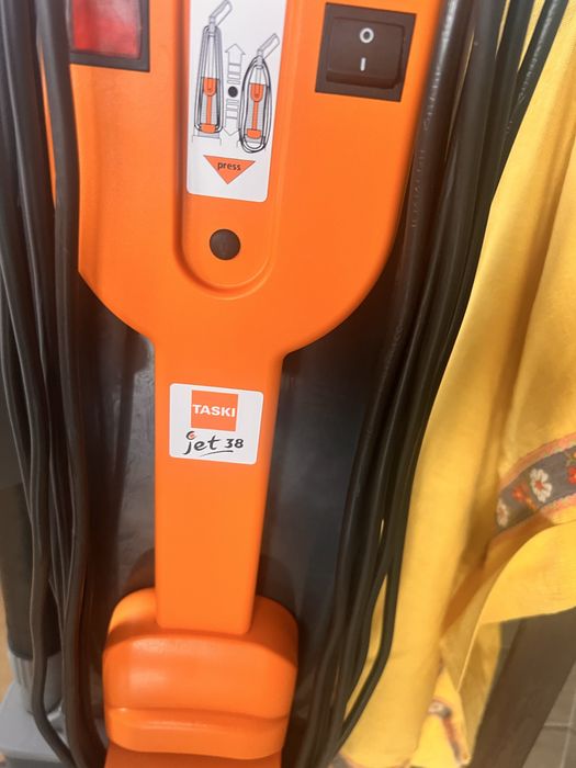 Vand aspirator TASKI JET 38 cu perii rotative, pret cu TVA