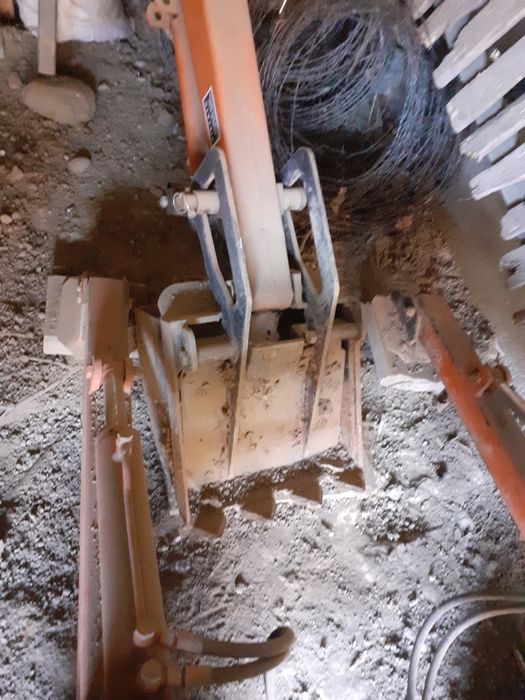 Mașină de săpat sau încărcat gunoi