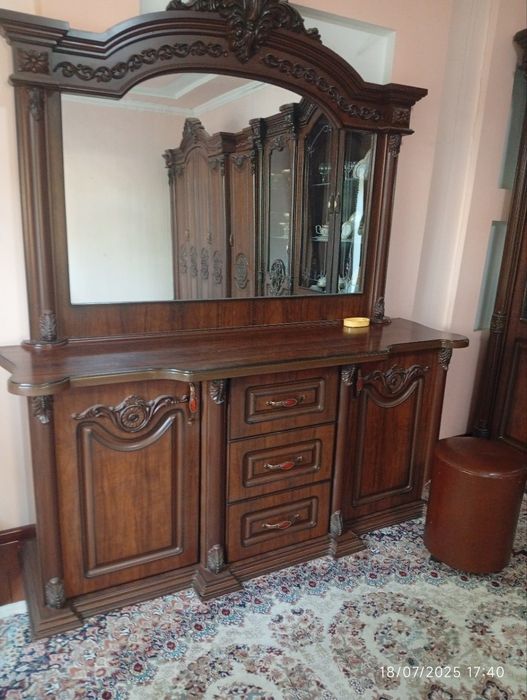 Yotoqxona mebeli va servant sotiladi