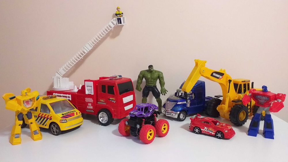 lot diverse jucarii figurine transformers robotei camioane masinute