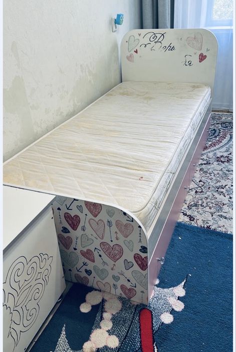 Диван. Спальный гарнитур. Спальная гарнитура.