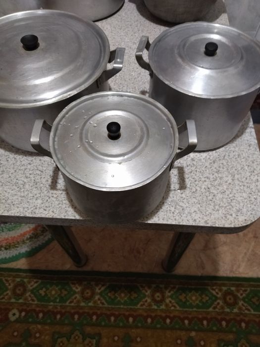 Продается мантоварка,казан и разные кастрюли.