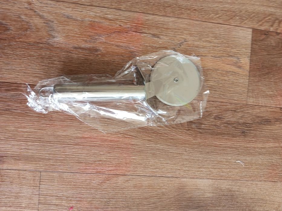 Продам нож для нарезки пиццы