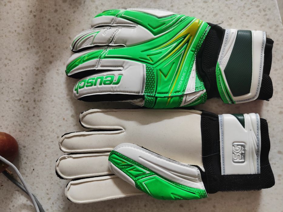 Продам вратарские перчатки