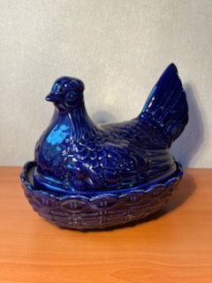 Стара Керамична кокошка върху гнездо