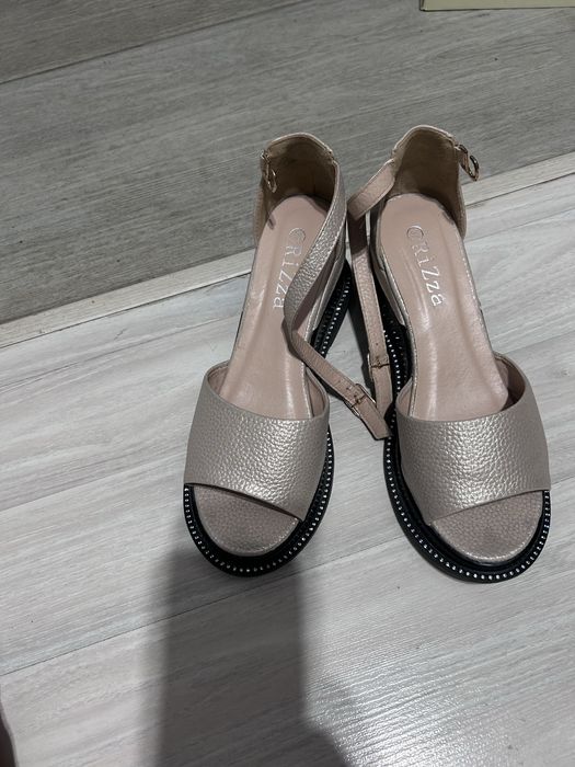 Продам несколько женской обуви