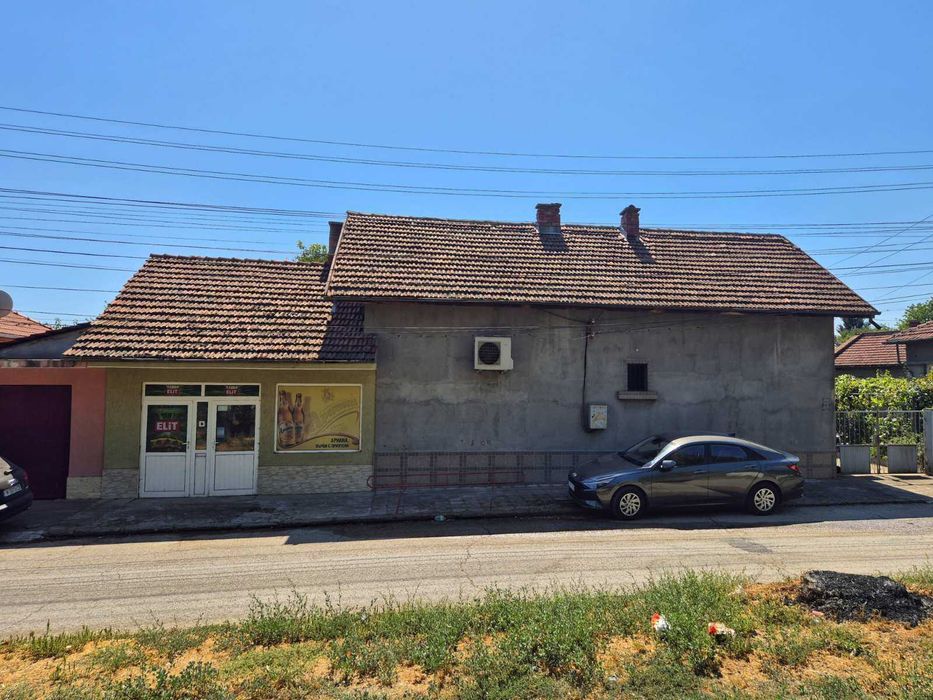 Къща с търговско помещение и производствено в гр. Левски !