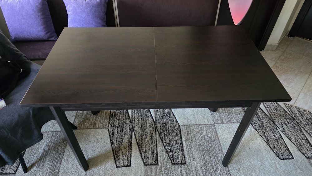 Vând masă living culoare venghe, în stare foarte bună.
​Dimensiuni: 11