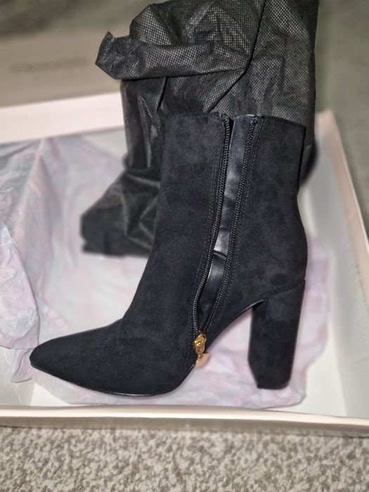 Черни боти на ток