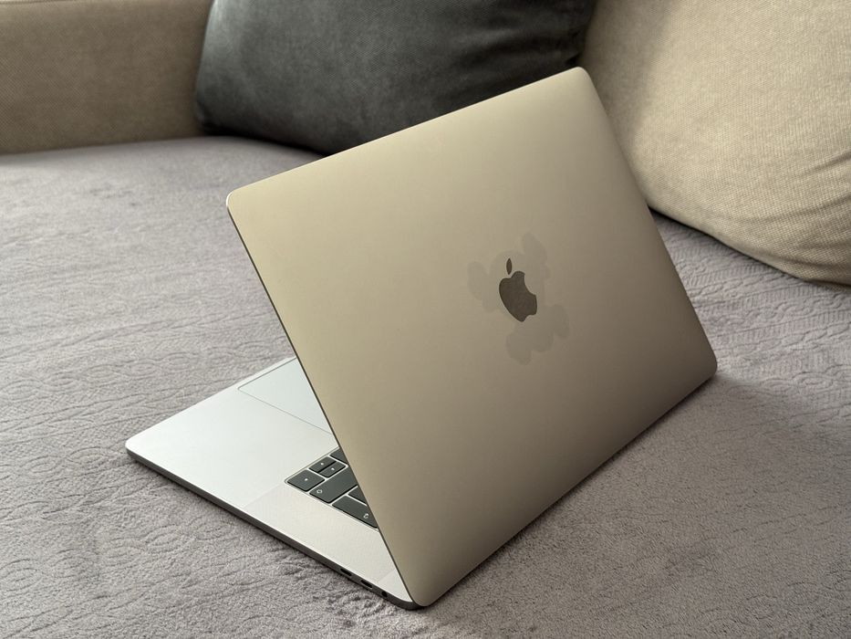 15.4'Macbook Pro 15 2018 Touchbar/Core i7/16GB DDR4/Radeon 555X/256GB