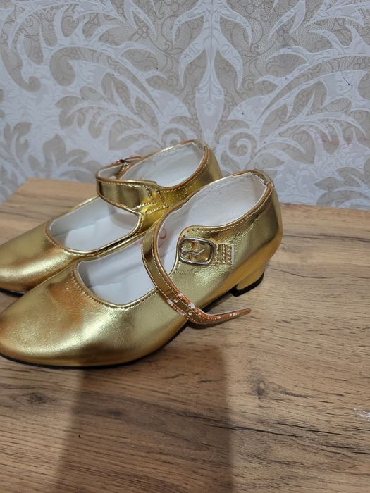 Туфли золотистого цвета