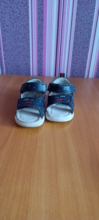 Детские кроссовки и сандали