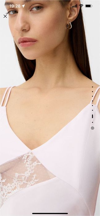 Нежна миди сатенирана рокля.