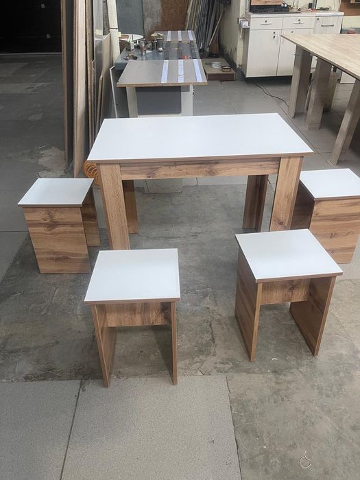 Продаю стол кухонный с табуретками