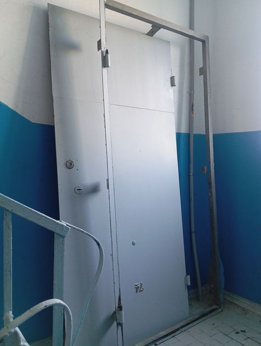 Продам железную дверь