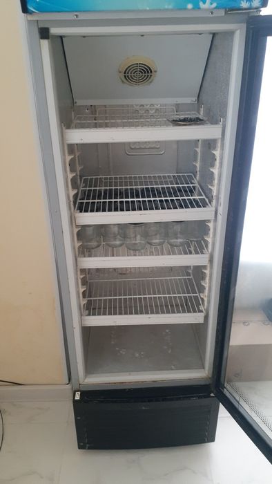 Холодильник витрина Yasin