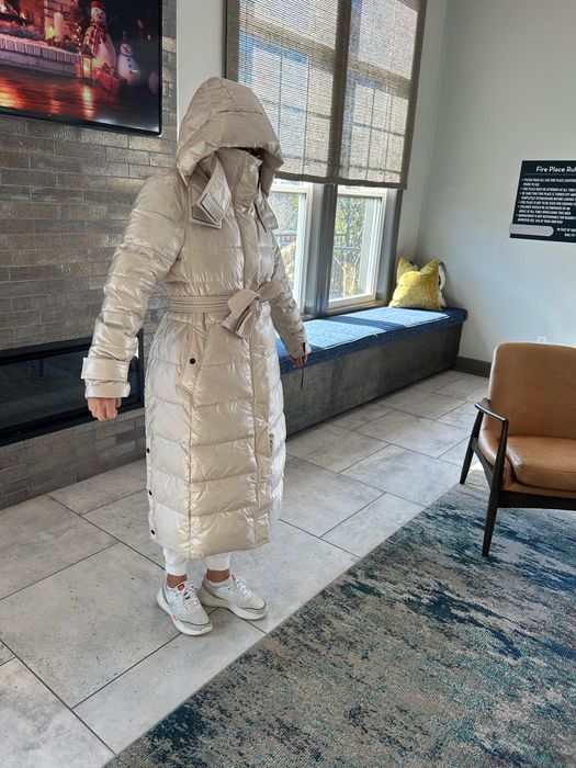 Vand geaca din puf natural cu eticheta Karl Lagerfeld