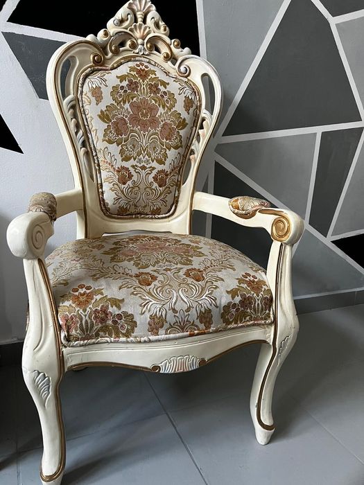 Vând 2 scaune model baroque