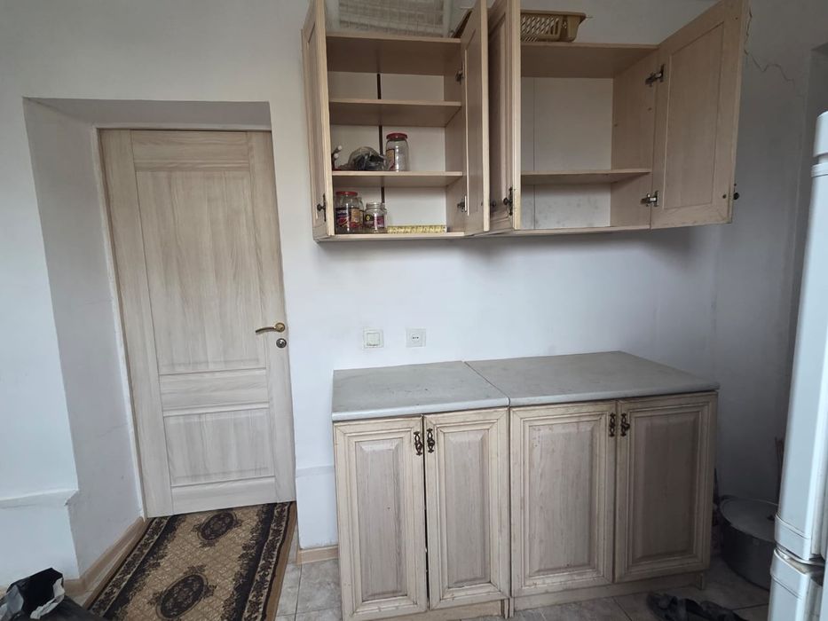 Кухонный гарнитур в светлых тонах, верх + низ, б/у