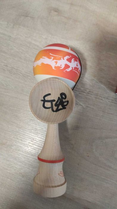Kendama lotus Pyro noua semnata de:Goyia, ET si Miguel si cutia Este semnata.Scrieti-mi in privat pentru mai multe detalii