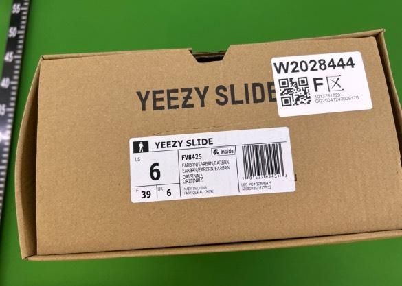 Slapi yeezy slide, mărimi disponibile 39 și 41  nu sunt purtați !