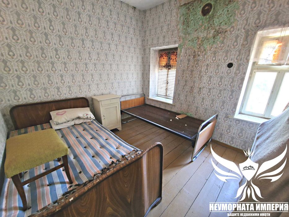 Триетажна къща с постройки 145РЗП с 194кв. в двор село Орехово