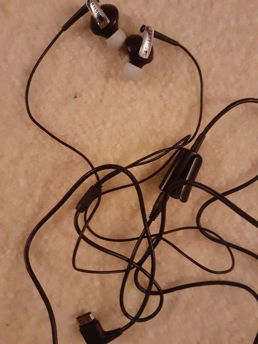 Продавам 2 чифта слушалки Samsung нови