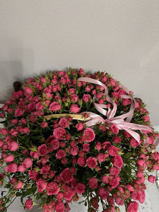 Продам огромный букет кустовых  розовых роз в корзине